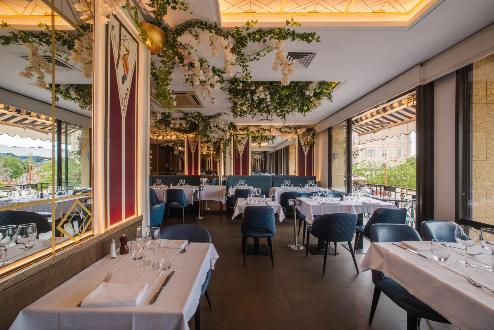 La grande salle du premier étage du Caveau 30, vue mer
