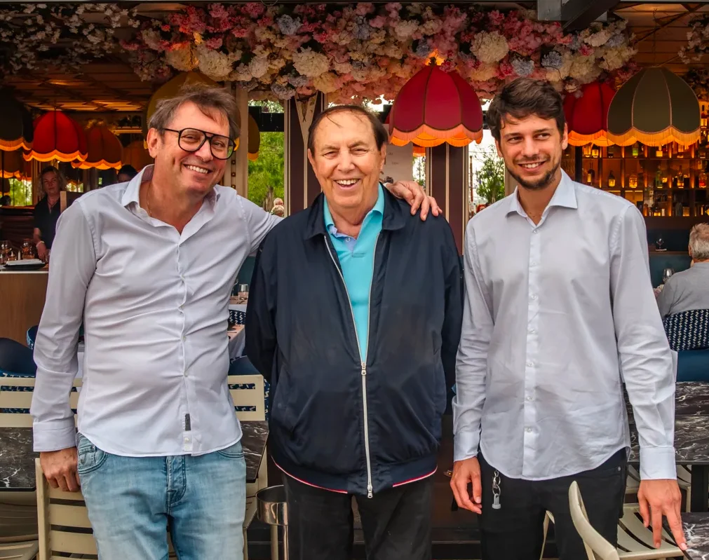 La famille du Caveau 30 devant le restaurant