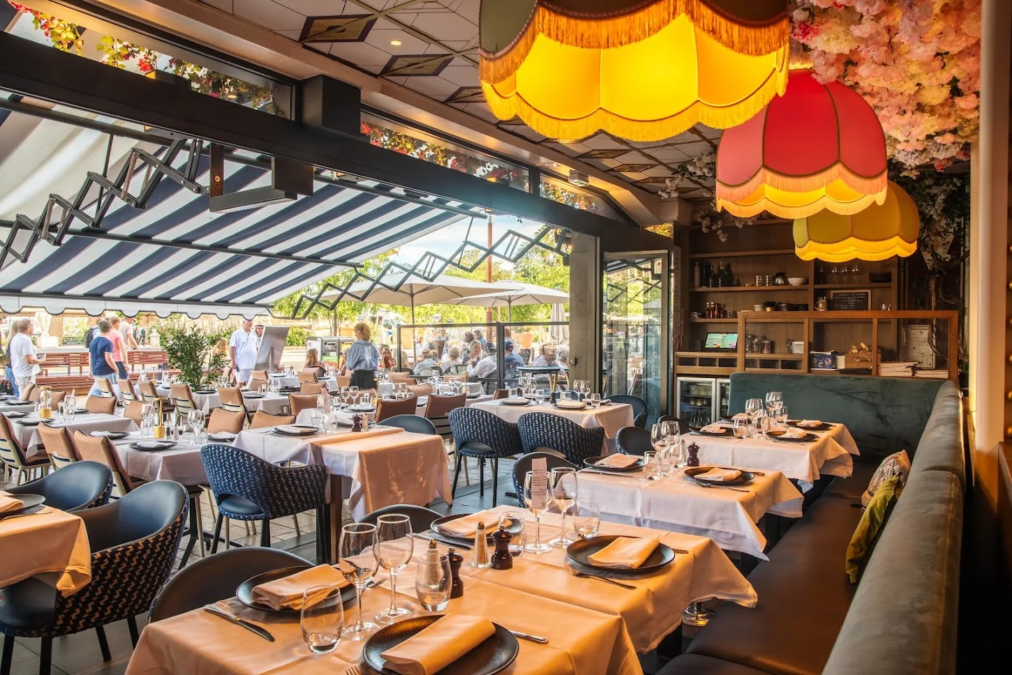La terrasse du Caveau 30 face à la place et à la mer
